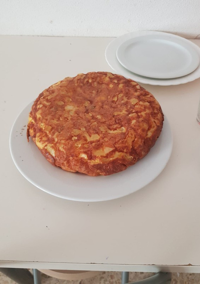 Una foto de Tortilla con chorizo y aceituna