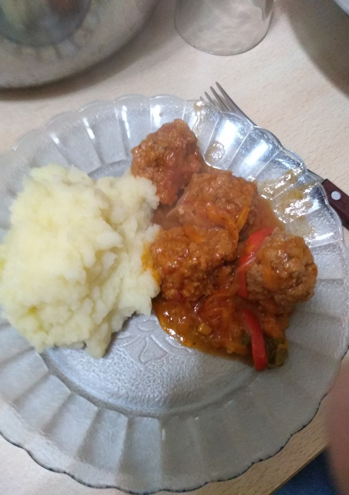 Una foto de Albóndigas con tuco y puré de papas