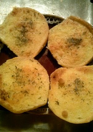 A picture of Midnite snak #2 easy garlic bread.
