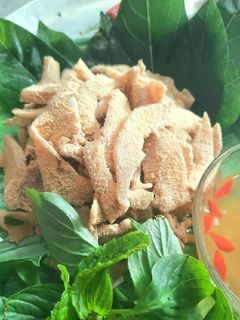 Hình của món Nem thính tai mõm.