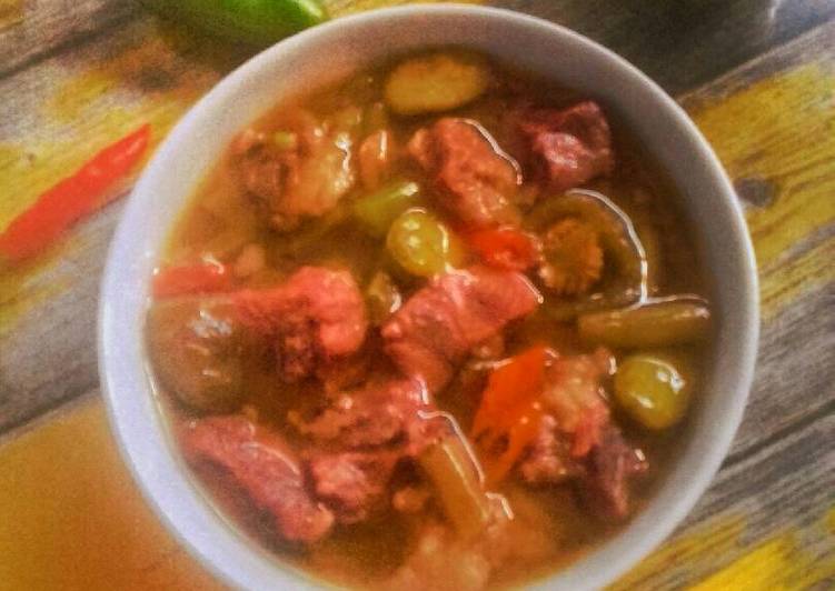 Bagaimana Menyiapkan Sayur Asem-Asem Daging Sapi yang Bisa Manjain Lidah