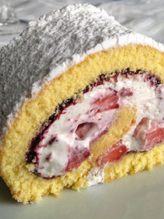 Una foto de Brazo de gitano con nata y fresas