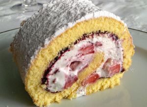 Foto principal de Brazo de gitano con nata y fresas