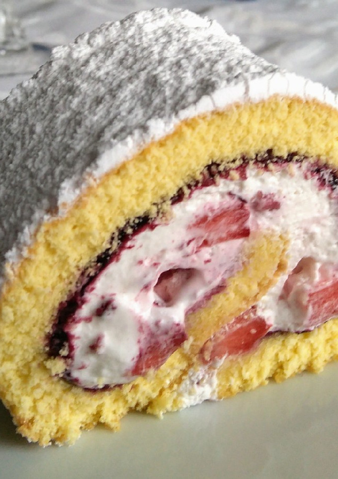 Una foto de Brazo de gitano con nata y fresas