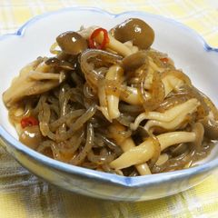 A picture of Spicy Simmered Shirataki Noodles and Shimeji Mushrooms.