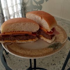 A picture of Elisa's Pepperoni & Ham Cheeseburger.