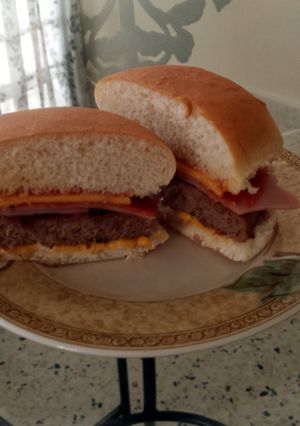 A picture of Elisa's Pepperoni & Ham Cheeseburger.