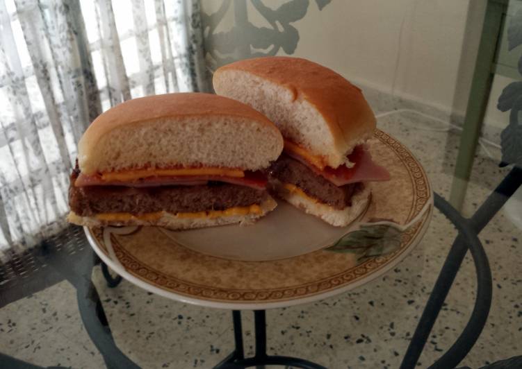 Recipe: Appetizing Elisa&#39;s Pepperoni &amp;  Ham Cheeseburger