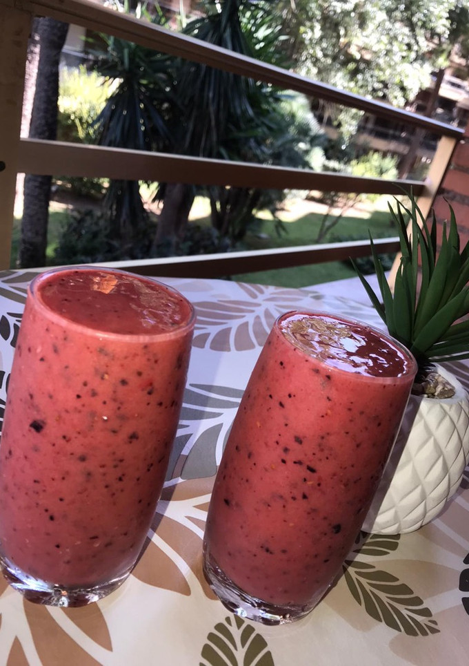 Una foto de Smoothie frutos del bosque con piña ✨