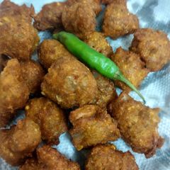 A picture of Urad daal  bhajiye.