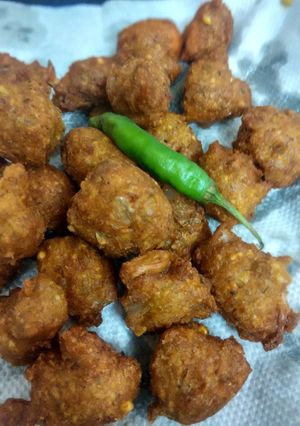 A picture of Urad daal  bhajiye.
