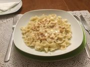 Una foto de fideos con salsa alfredo