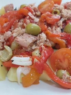 Una foto de Ensalada de patatas con pimientos asados
