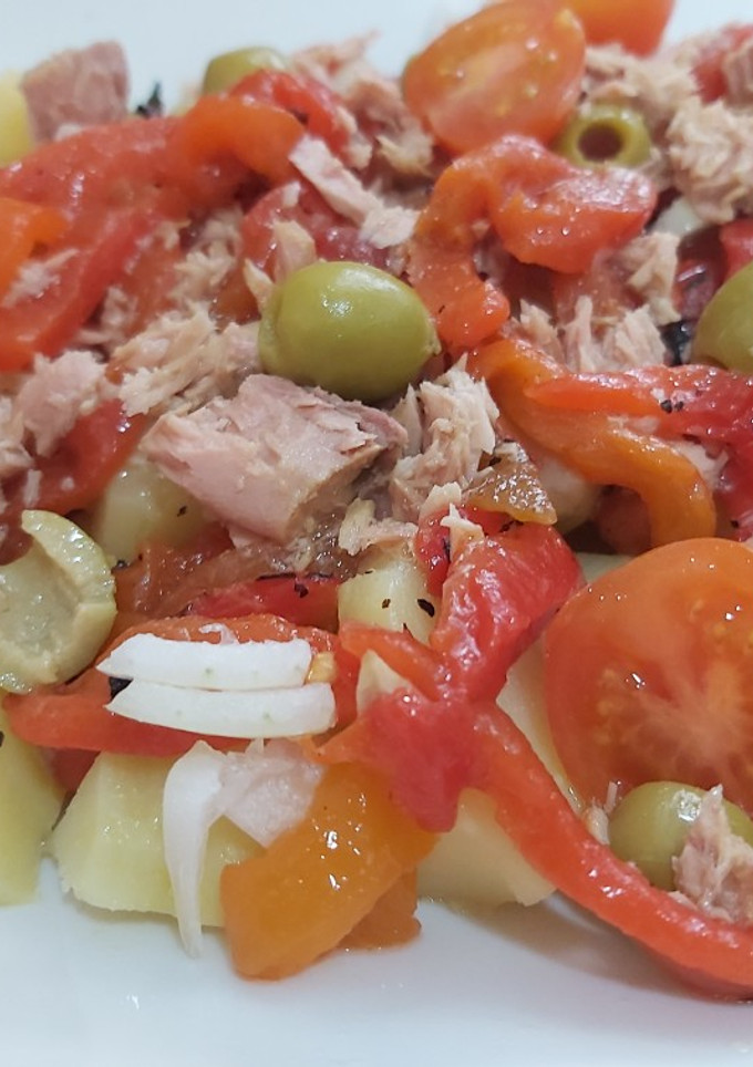 Una foto de Ensalada de patatas con pimientos asados