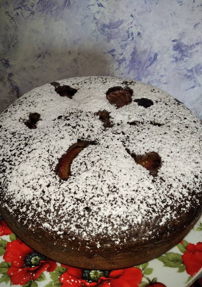 Сливовий пиріг з какао, керобом і манкою у мультиварці
