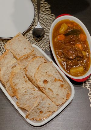 Hình của món Bò sốt vang ăn kèm bánh mì sourdough ciabatta.