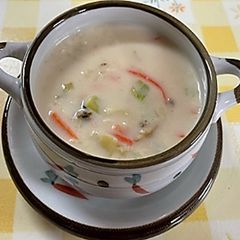 A picture of Cream stew with canned clam and dried vegetables.