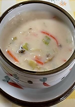 A picture of Cream stew with canned clam and dried vegetables.