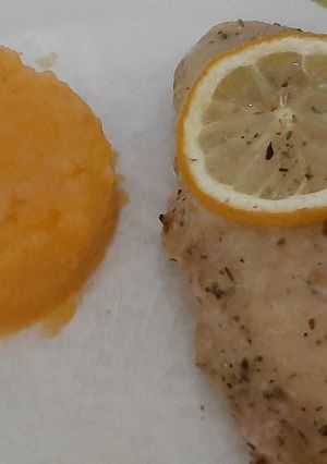 Una foto de Pollo con manteca, limón y orégano