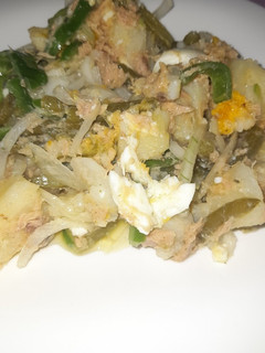 Una foto de Ensalada campera de verano (judías verdes huevo duro, atún etc)