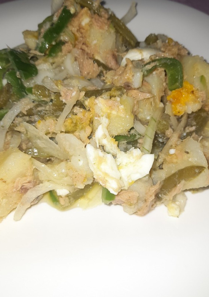 Una foto de Ensalada campera de verano (judías verdes huevo duro, atún etc)