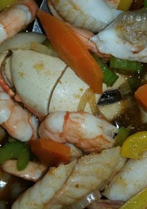 A picture of Crab claw Shrimp & fish soup.
