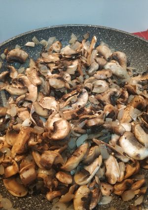Una foto de Champiñones en salsa