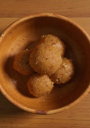 A picture of Besan Laddu.
