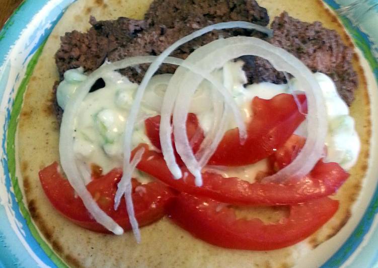 Easy Recipe: Delicious Gyro burgers