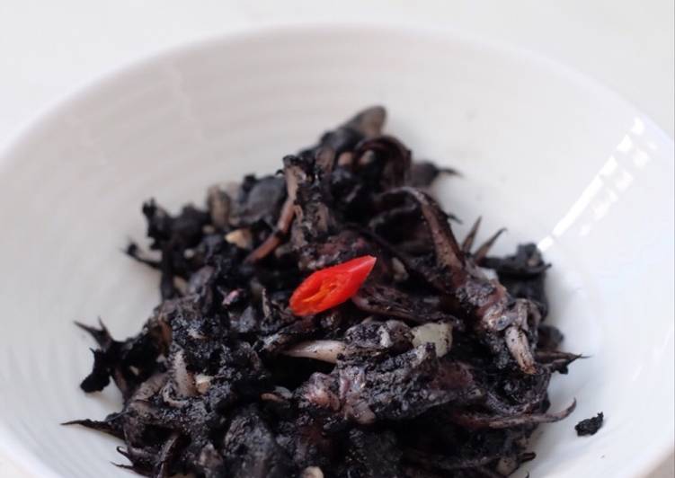 Bagaimana Menyiapkan Cumi Telor Bumbu Hitam Lezat