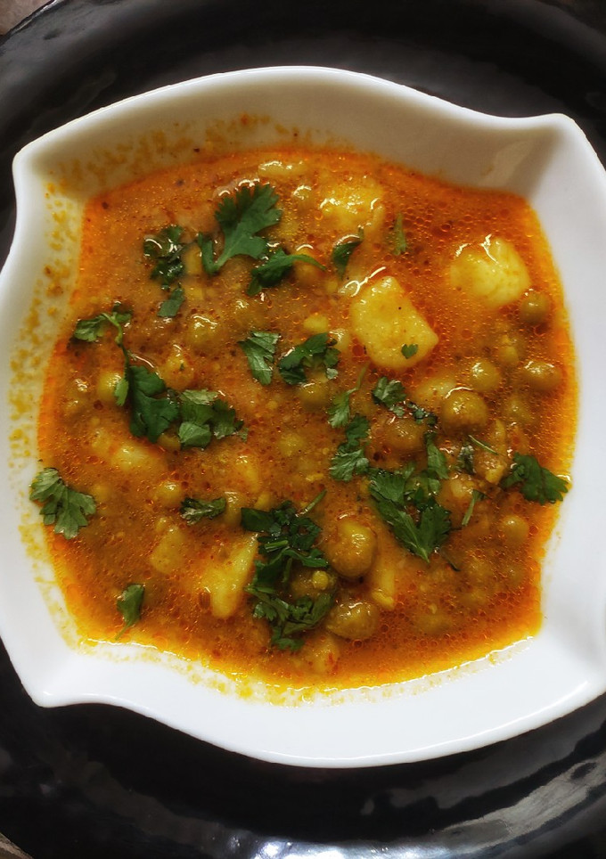 आलू मटर की सब्जी(ALOO MATAR KI SABZI RECIPE IN HINDI) रेसिपी मुख्य फोटो