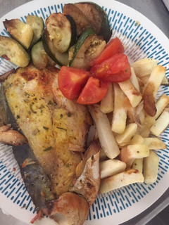 Una foto de Pescado al horno con papas y vegetales