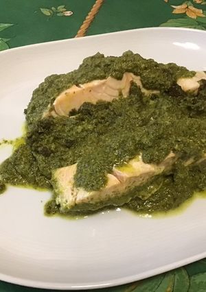 Une photo de Pavés de saumon sauvage crème de fanes de radis, ail et curry