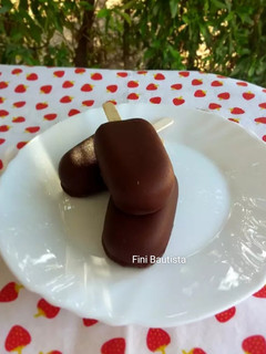 Una foto de Helado de paletas de chocolate bañadas en chocolate (polos)