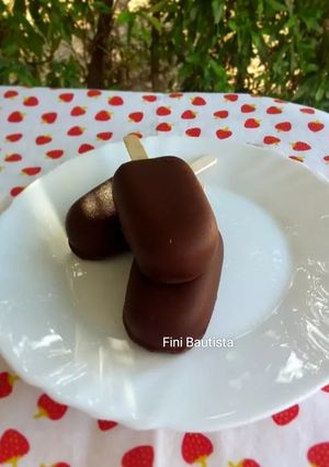 Una foto de Helado de paletas de chocolate bañadas en chocolate (polos)