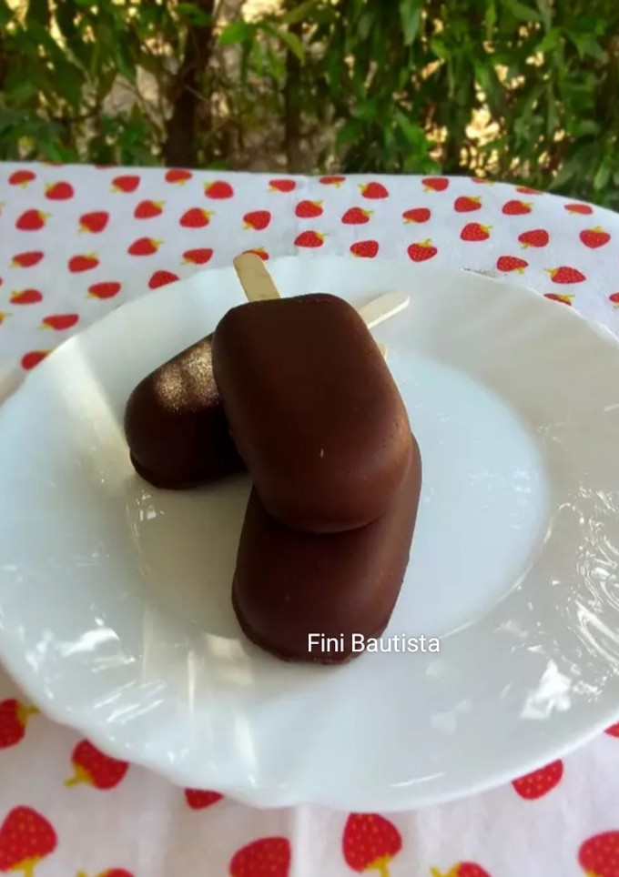 Una foto de Helado de paletas de chocolate bañadas en chocolate (polos)