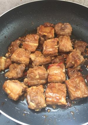 Hình của món Sườn rim mặn.