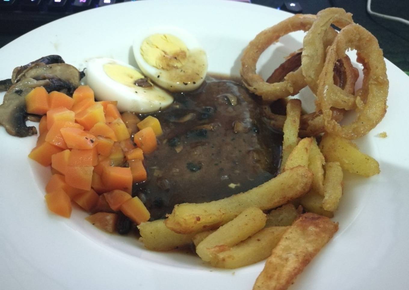 Tenderloin Steak with Blackpepper sauce & Onion Ring