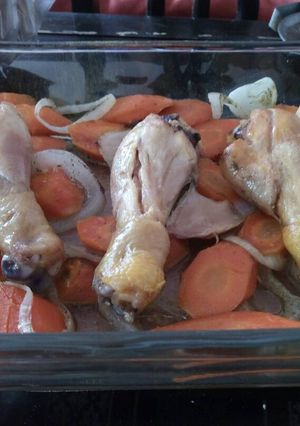 Una foto de Pollo con zanahorias al horno