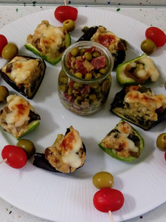 Una foto de Tapas de calabacines y berenjenas rellenas con salteado de guisantes con jamón #weekendreto
