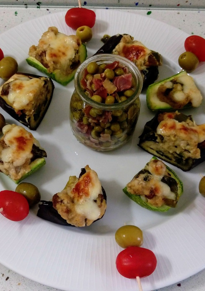 Una foto de Tapas de calabacines y berenjenas rellenas con salteado de guisantes con jamón #weekendreto