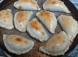 Una foto de Empanadas de carne cortada a cuchillo que sobró del asado !