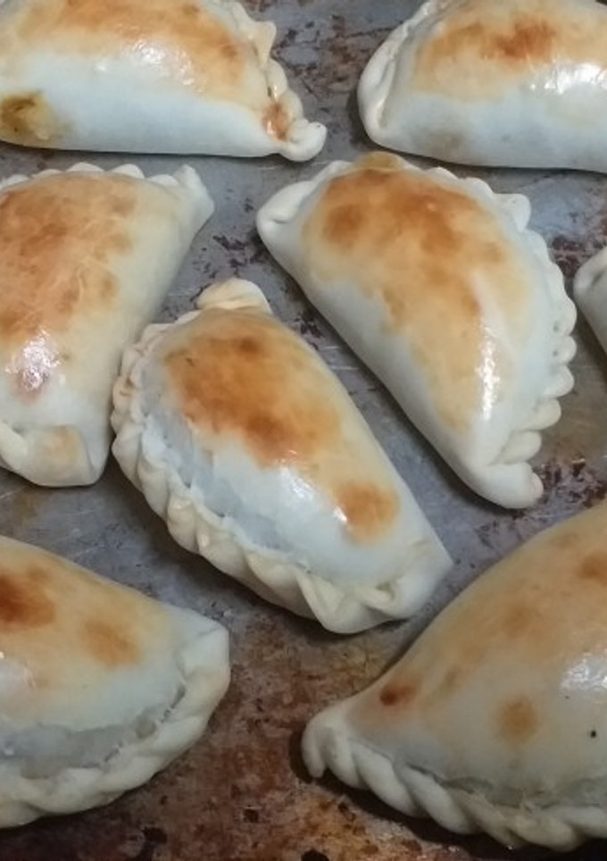 Una foto de Empanadas de carne cortada a cuchillo que sobró del asado !