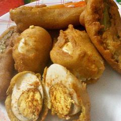 A picture of Bhajjis platter (Mirchi & egg).