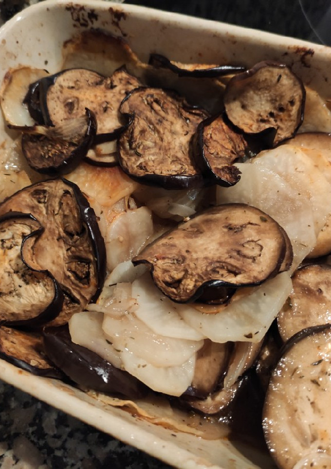 Una foto de Berenjenas al horno con patatas