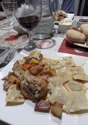 Una foto de Pollo al disco con papas al horno y ravioles 🤤