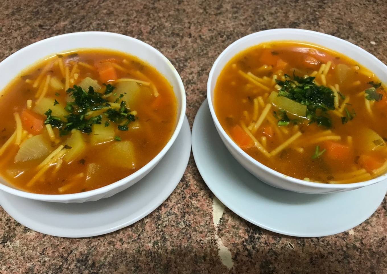 Sopa de verduras marroquí caliente para el invierno/ comida de Marruecos