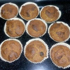 A picture of Banana and raisins oat cupcakes.