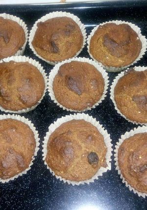 A picture of Banana and raisins oat cupcakes.