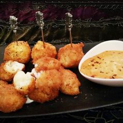 A picture of Mac & Cheese bombs.
